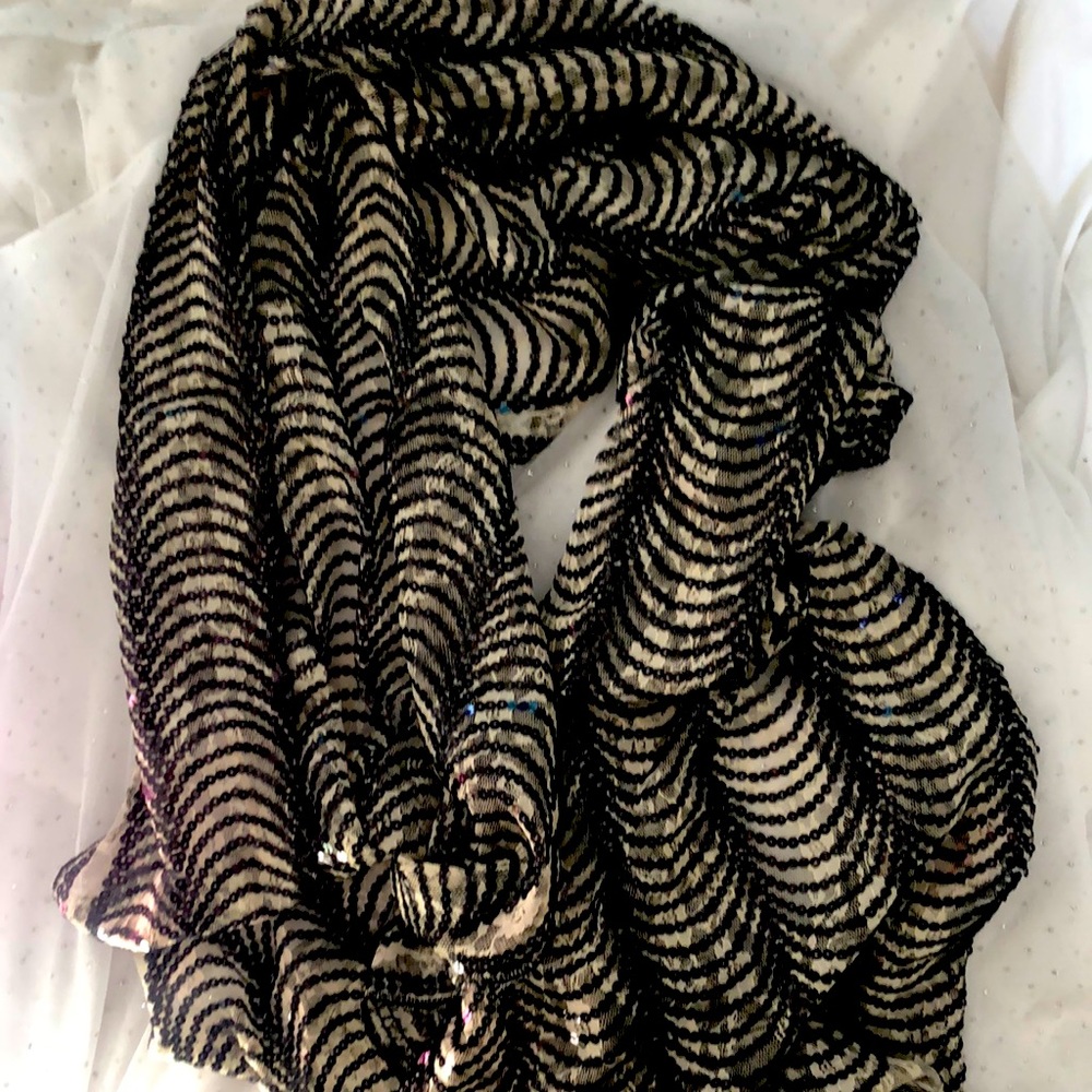 A Gorgeous,Ivory Lace & Black Sqn,W/Beautiful Detail, Scalloped Edges,Scarf/Wrap